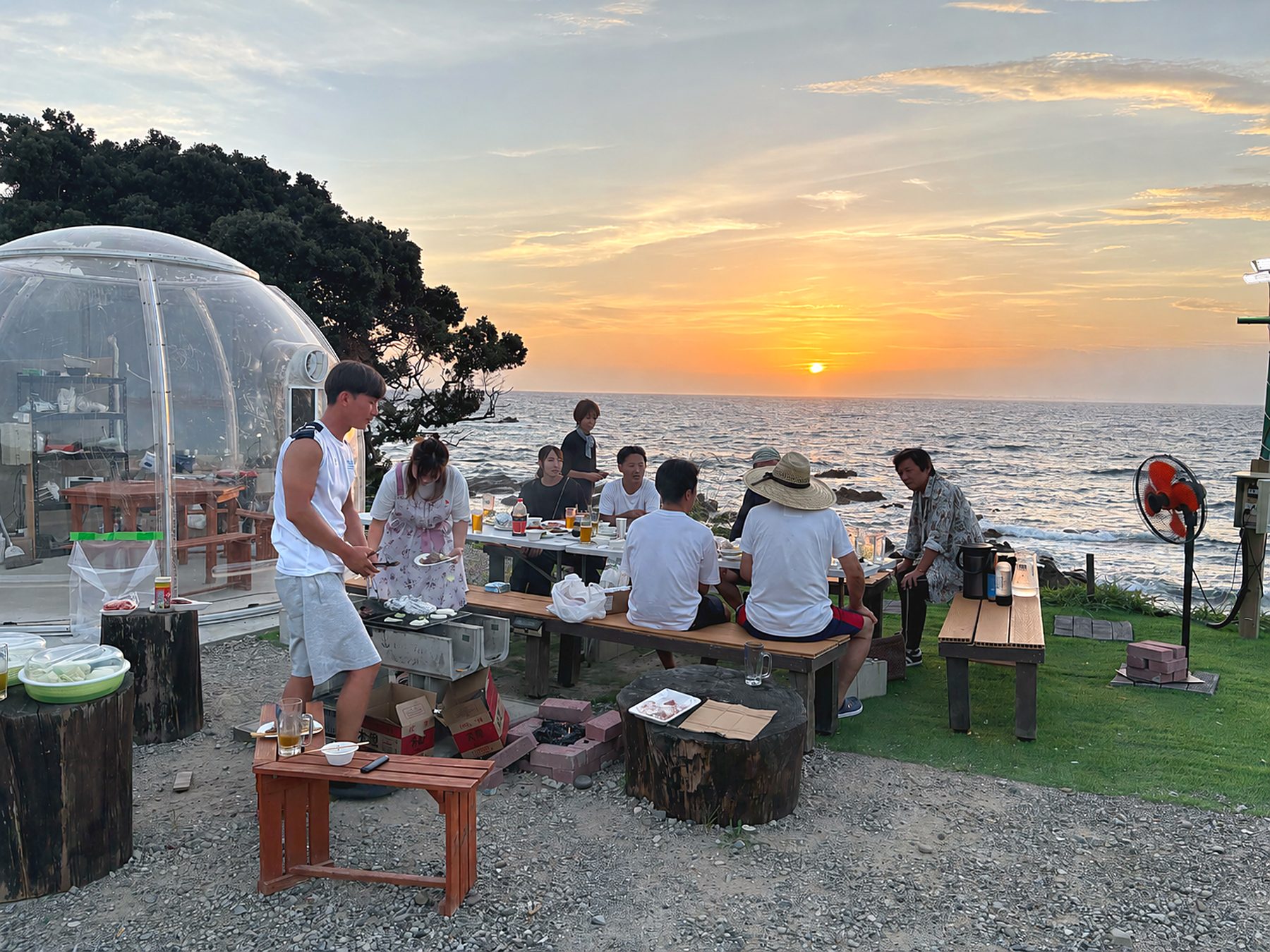 夕暮れの海を眺めながらのBBQ