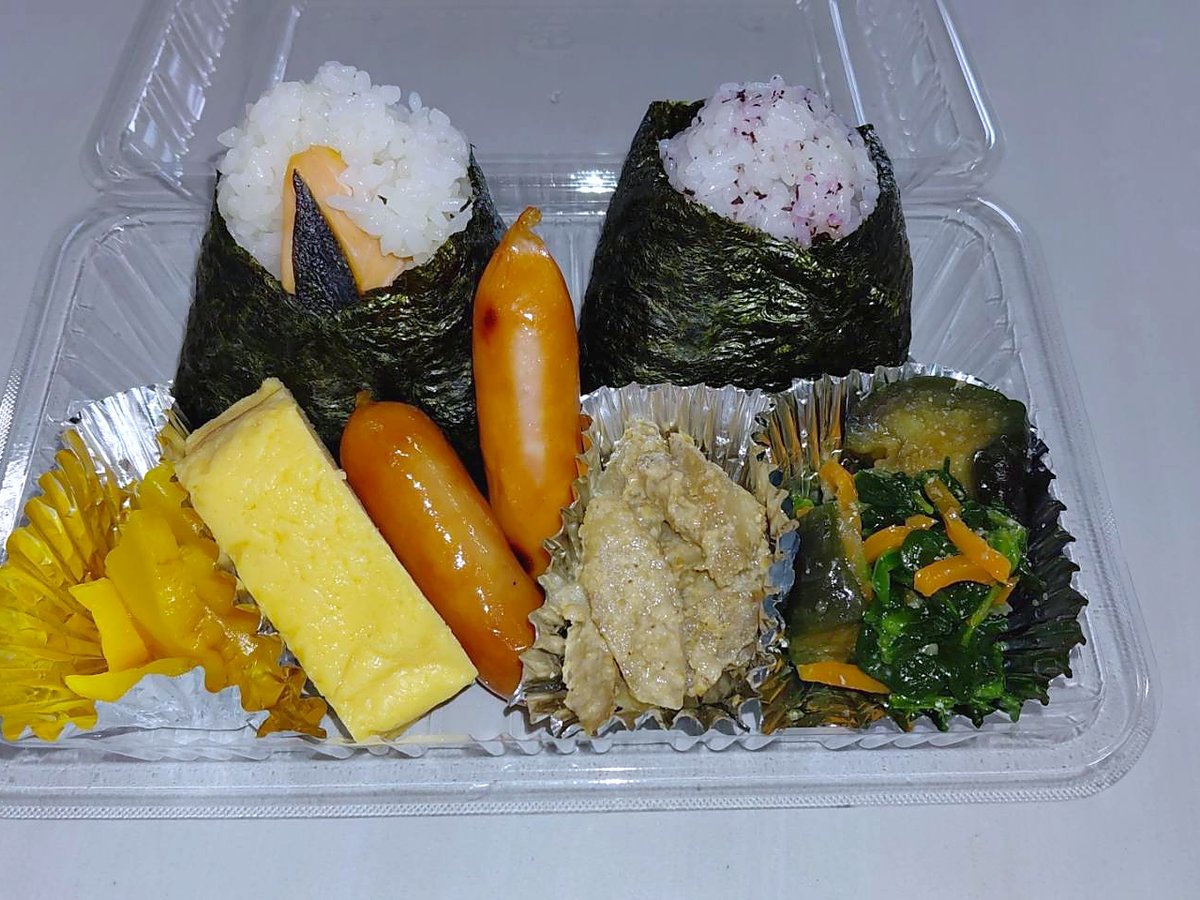 朝食弁当の一例（おにぎり・卵焼き・煮物）